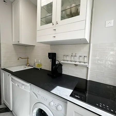 Amazing Two Bedroom In The Heart Of Appartamento Parigi