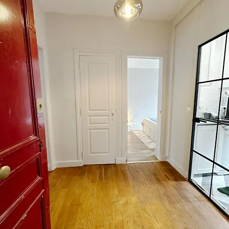 Amazing Two Bedroom In The Heart Of Appartamento Parigi