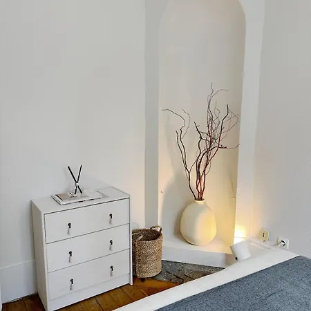 Amazing Two Bedroom In The Heart Of Appartamento Parigi